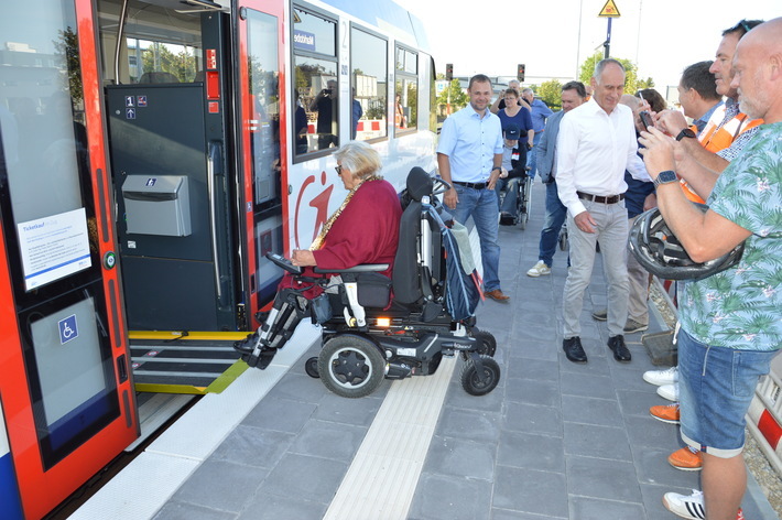 Waltraud Joa, Marktoberdorfs Beauftragte für Menschen mit Handicap, stellte sich als Testperson zur Verfügung. Sie konnte in ihrem elektrischen Rollstuhl mithilfe der Rampe den Ein- und Ausstieg gut bewältigen. 