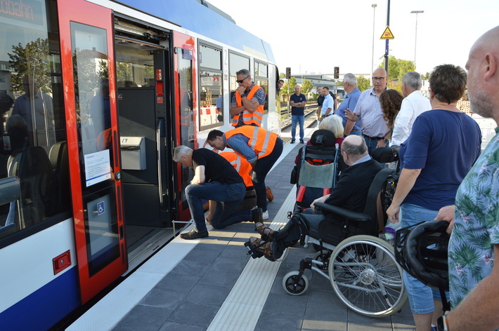 Beim Ortstermin konnte am bereits neu gebauten Bahnsteig genau nachgemessen werden.