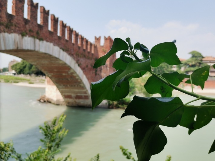 Bild zeigt Brücke am Etsch in Italien. 