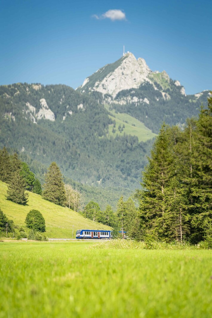 Ein BRB Zug mit Wendelstein im Hintergrund.