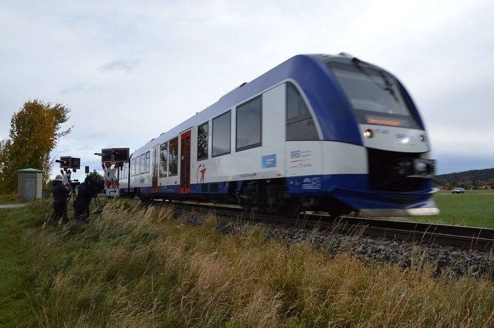 Wie lange dauert es, bis ein Zug zum Bremsen kommt? Der 100 Stundenkilometer fahrende Zug brauchte am Bahnübergang in Warngau-Tannried rund 200 Meter bis zum Stillstand.