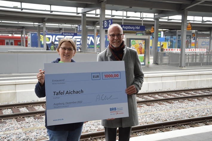 Arnulf Schuchmann überreicht Susanne Steger, Leiterin der Tafel Aichach, den Spendenscheck. 