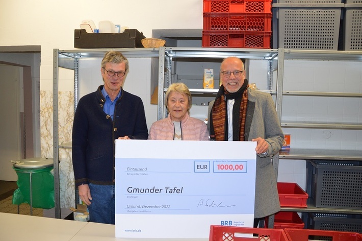 Arnulf Schuchmann (rechts) überreicht Thomas Althen (stellvertretender Leiter) und  Petrika Kolodziezyk (Leiterin der Gmunder Tafel) den Spendenscheck.