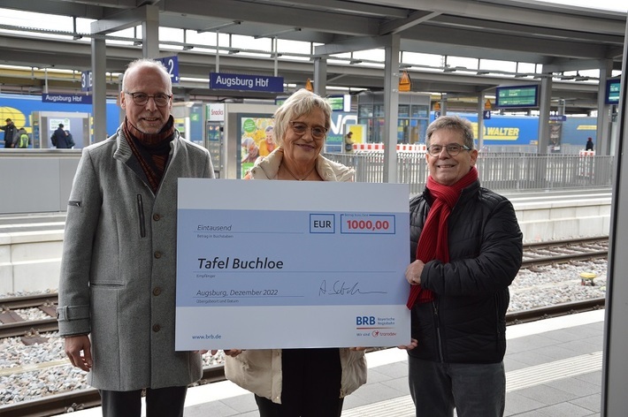 Arnulf Schuchmann (links) überreicht Barbara Gabrys und Karl-Heinz Kühn, Leiter der Tafel Buchloe, den Spendenscheck. 