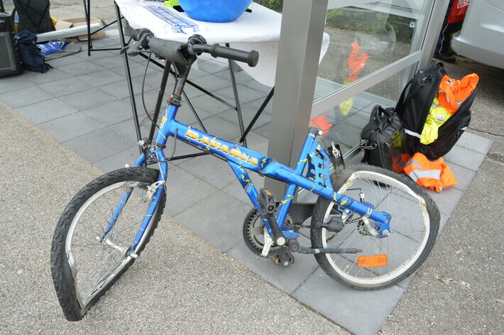 Dieses Fahrrad hat die BRB nach einem Unfall im Gleis der Bundespolizei als Anschauungsobjekt zur Verfügung gestellt, der jugendliche Radler kam damals mit dem Schrecken davon.