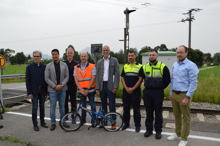 BRB-Geschäftsführer Arnulf Schuchmann und die Aktionspartner DB Sicherheit, Bundespolizei und ADAC Südbayern appellierten an alle Verkehrsteilnehmenden zu höchster Vorsicht im Gleisbereich. Rüdiger Lode (ADAC Südbayern), Thore Riesterer (DB Sicherheit), BRB-Triebfahrzeugführer Markus Köfler, BRB-Netzleiter Yves Knoll, BRB-Geschäftsführer Arnulf Schuchmann, Mohamed Islam Ben Hamouda, Furkan Saglam (beide DB Sicherheit) und Stefan Löw (Landkreis Berchtesgadener Land, von links nach rechts).