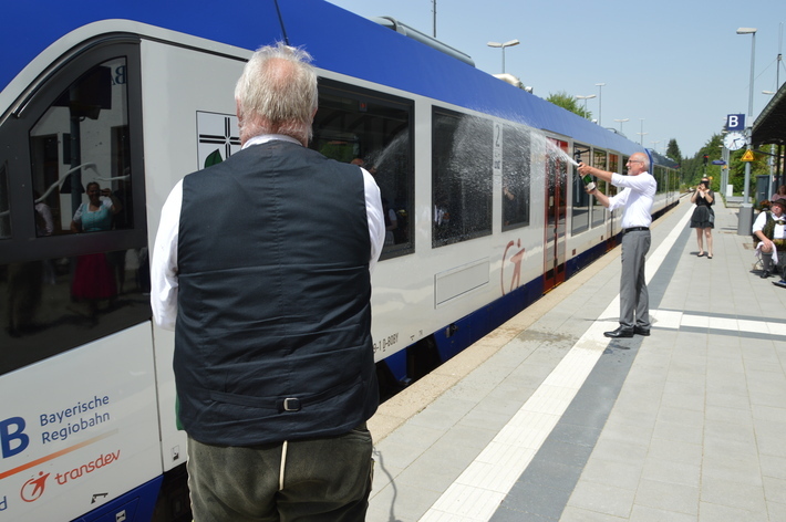 Eine Sektdusche für den Zug.