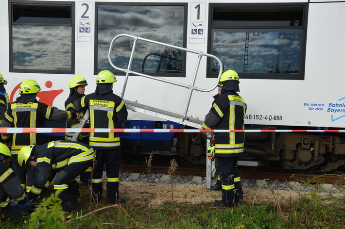 Ohne Bahnsteig ist das Ein – und Aussteigen gar nicht so einfach. Hier kann eine Treppe helfen, die von der Feuerwehr angelegt wird, denn der Höhenunterschied ist auf freier Strecke groß.