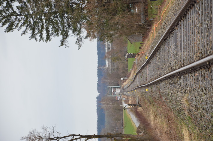 Wenn es bei Gleisverwerfungen zu kurzfristigen Streckensperrungen kommt, werden diese, wenn möglich, zeitnah behoben. Manchmal folgt dann eine Langsamfahrstelle und die endgültige Sanierung des Schadens erfolgt dann in einer längerfristig geplanten Baumaßnahme.