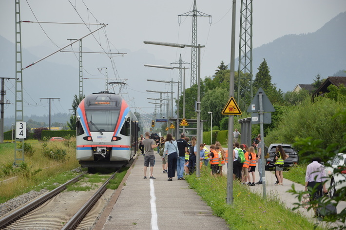 „Zug hat Vorfahrt“: Ein Zug braucht trotz Vollbremsung viel länger, bis er zum Stehen kommt, als ein Auto.