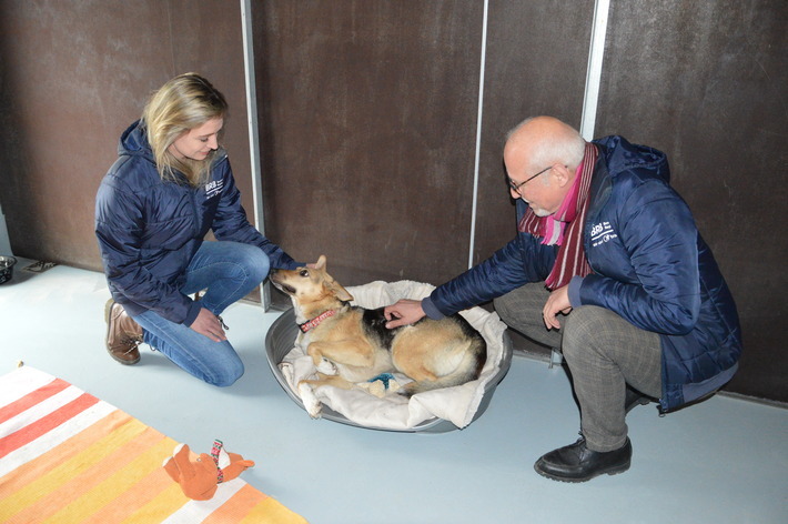 Im Tierheim Ostermünchen kümmert man sich liebevoll um die Schützlinge, davon konnten sich Martina Binsteiner-Witzl, Stellvertretende Leiterin Tarif, und Geschäftsführer Arnulf Schuchmann überzeugen.