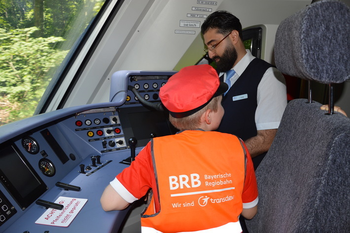 Auch einen Blick in den Führerstand konnten dies Kids erhaschen (Foto: BRB).