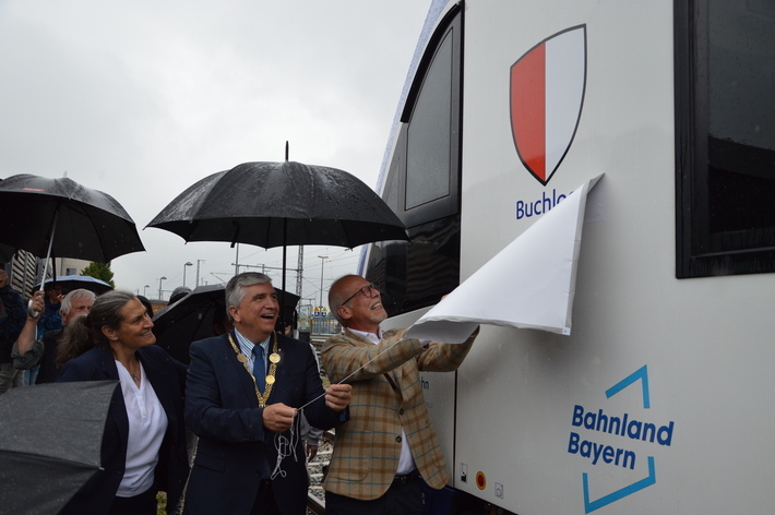 Das Wappen Buchloe auf einem Zug der BRB. 