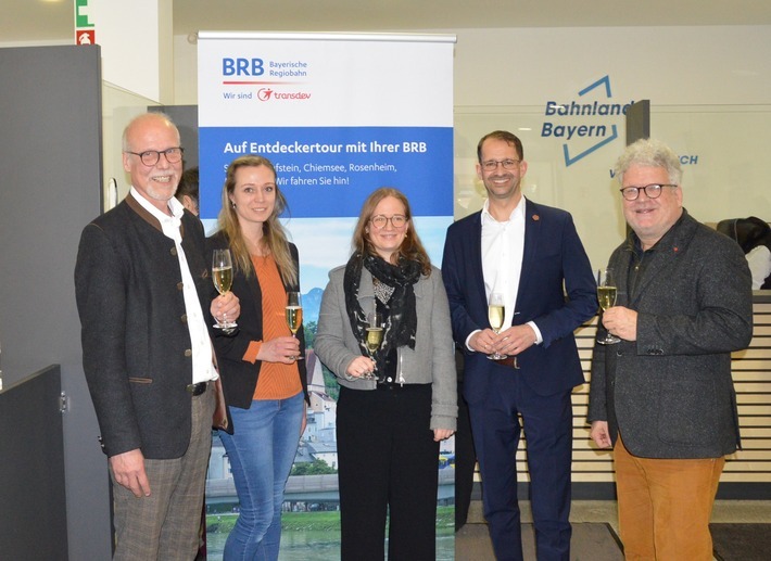 Mit Sekt wurde mit den Anwesenden vor dem neuen Kundencenter angestoßen. 