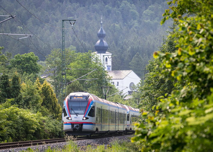 BRB Zug auf Brücke