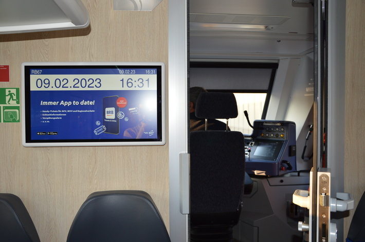 Auf unseren Zugmonitoren können wir unsere Fahrgäste sehr schnell informieren. 