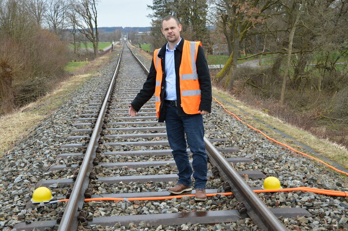  Unser Betriebsleiter Manuel Vorbach macht sich ein Bild von einer Streckensperrung. Die Aufnahme entstand im Februar 2024 zwischen Weilheim und Peißenberg.