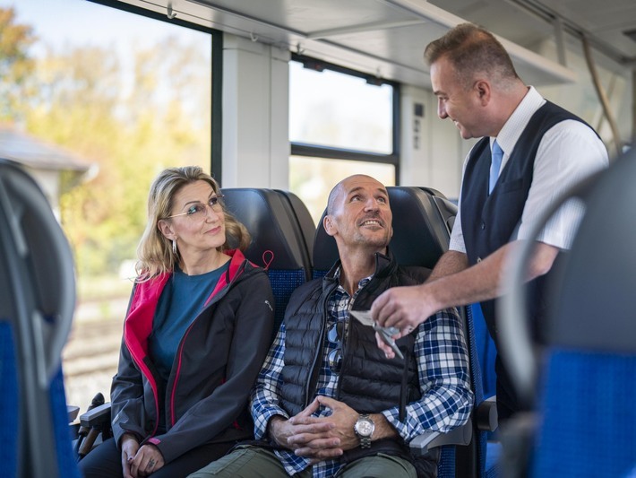 Fahrgast bei der Ticketkontrolle