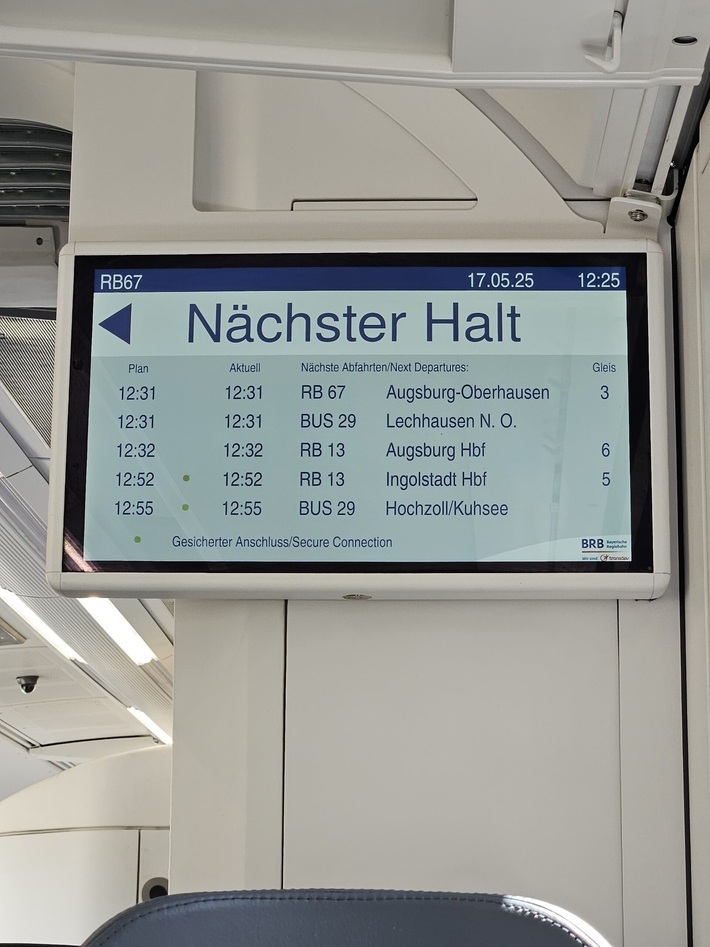 Ein Fahrgastmonitor im Zug gibt den Reisenden auf einen Blick den Stand der Fahrtzeiten wider. 