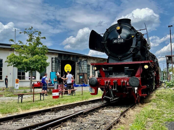 Eine große Dampflok mit der Nummer 41 018