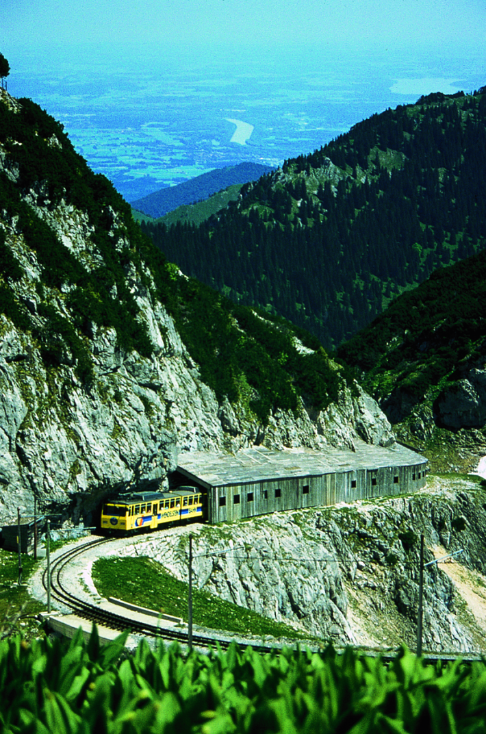 Die Wendelsteinzahnradbahn mit einem Blick ins Inntal 