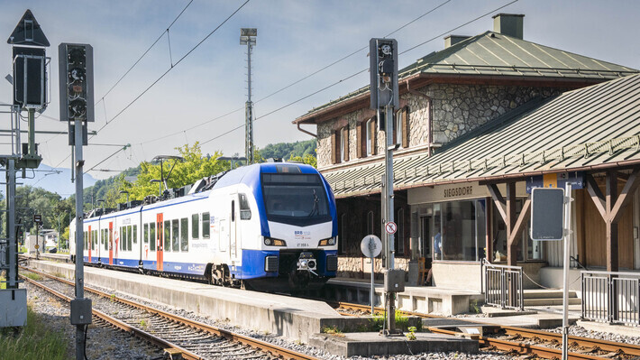 Das Bild zeigt den Bahnhof bei Siegsdorf im Netz Berchtesgaden-Ruhpolding.