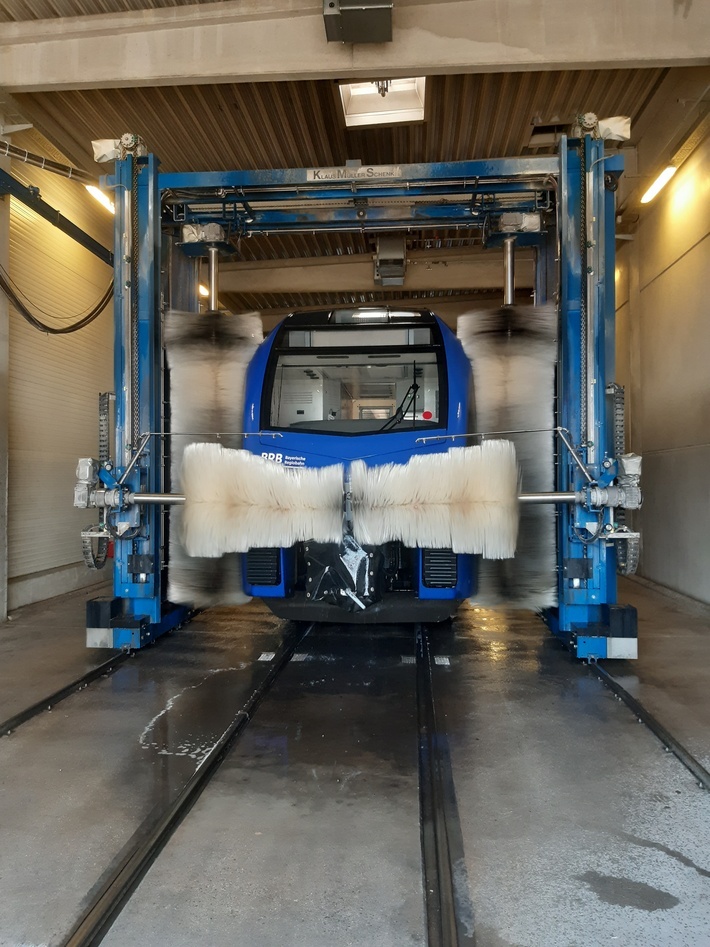 Ein FLIRT Zug befindet sich gerade in der Waschstrasse, von vorne sind Bürsten zu sehen.