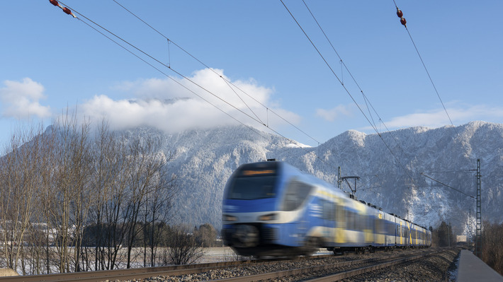 Der FLIRT Zug fährt in der Nähe von Kiefersfelden in LAndschaft.