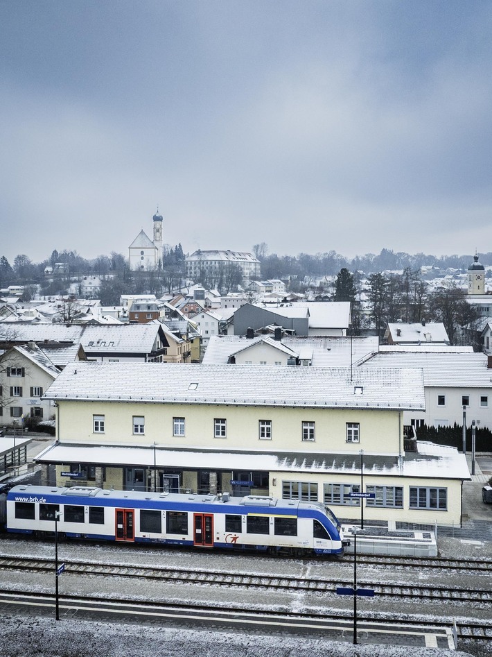 Am Bahnhof Marktoberdorf hält die BRB bereits.