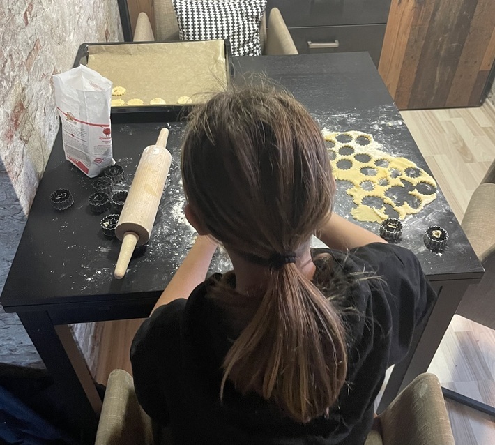 Lea backt auch sehr gerne.