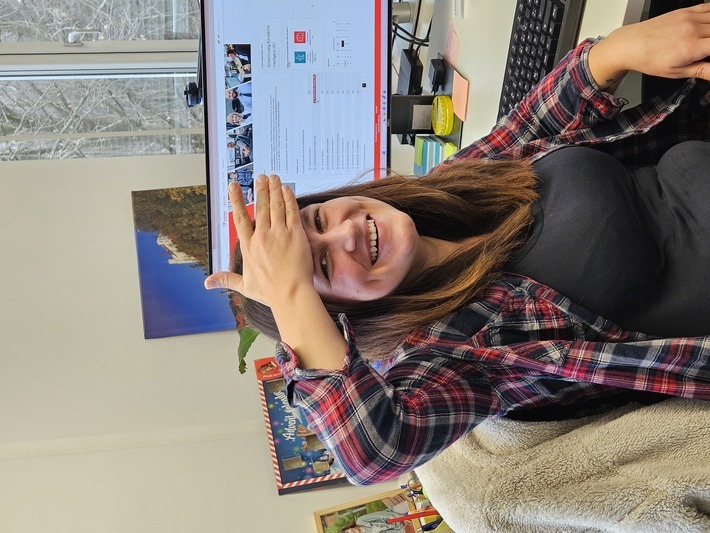 Lisa Damm legt Ihre Hand an die Stirn.