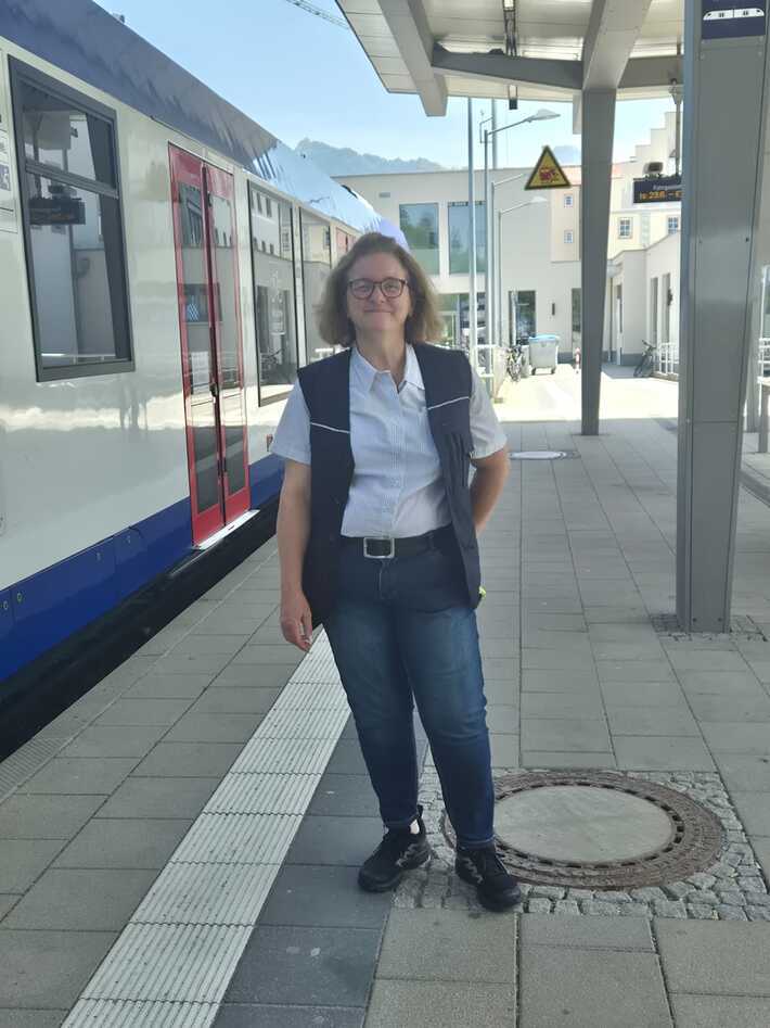 Claudia am Bahnsteig
