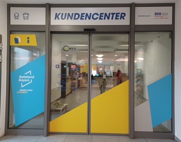 Zum ersten Mal kommt hier das neue Landesdesign fürs Bahnland Bayern zur Anwendung.