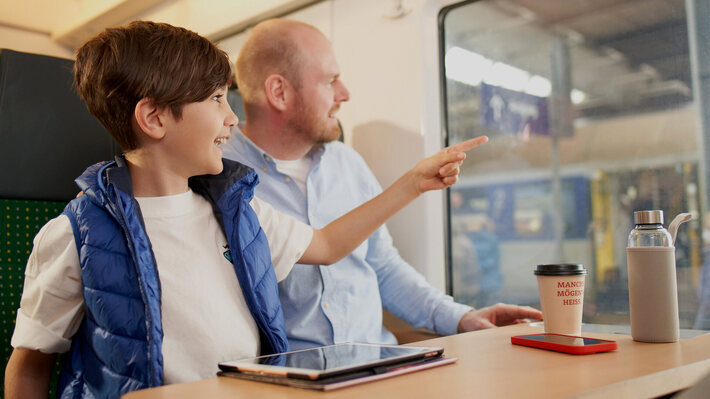 Vater und Sohn im Zug