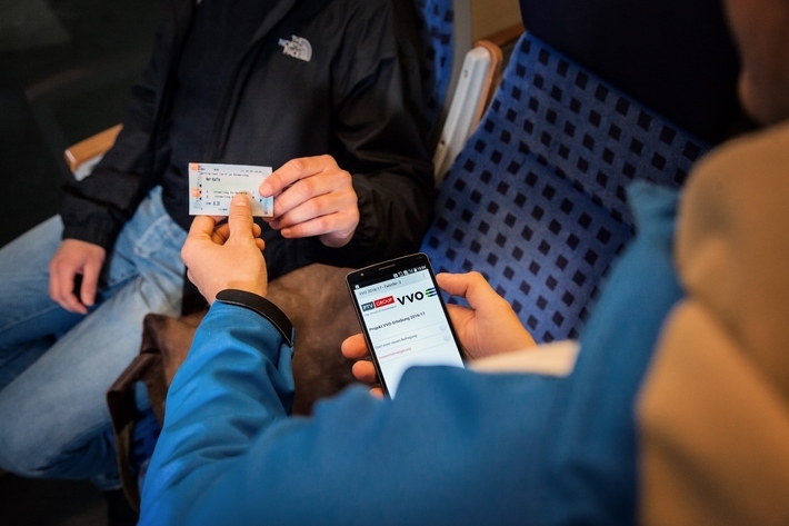 Befragung eines Fahrgasts im Zug
