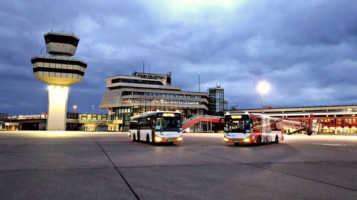 Mo-Busse vor dem Flughafen Tegel