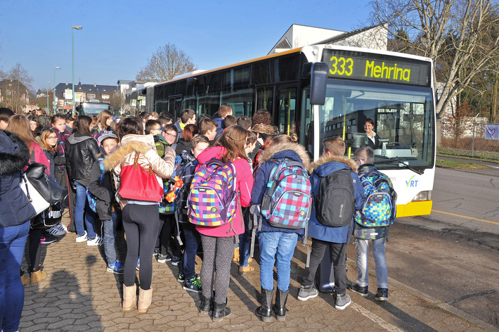 Schüler steigen in Bus ein