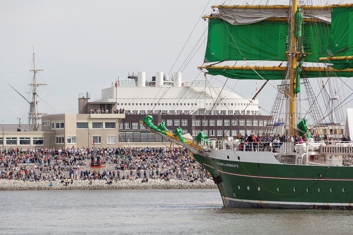 Alexander von Humboldt II am Weserdeich