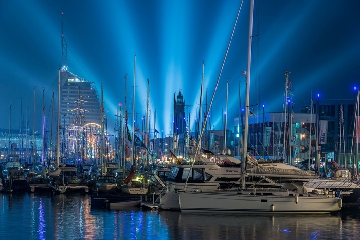 Neuer Hafen und Havenwelten strahlen am Abend