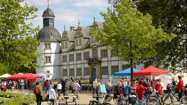 Schloss Neuhaus - Besucher vor dem Schloss bei einer Veranstaltung