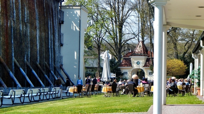 Galerie am alten Gradierwerk und Eingang zum historischen Konzertgarten