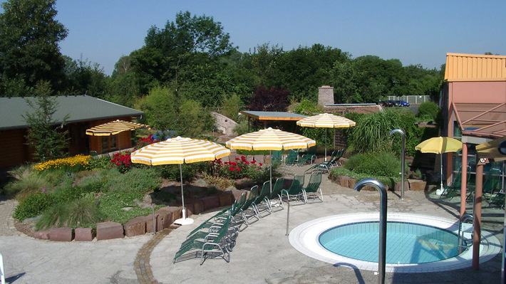 Saunagarten im Badeparadies mit kleinem Wasserbecken