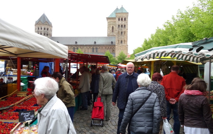 Stände und Besucher auf dem Wochenmarkt