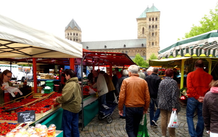 Stände und Besucher auf dem Wochenmarkt