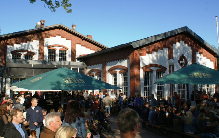 Pumpwerk, Biergarten voller Menschen