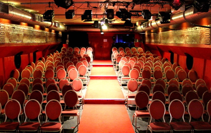 Theaterschiff, großer Saal mit roten Stühlen