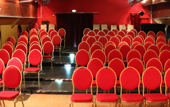 Theaterschiff, kleiner Saal mit roten Stühlen