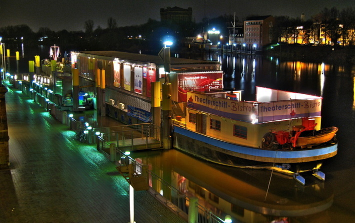 Theaterschiff von außen im Dunkeln