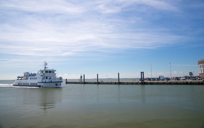 Fähre Harle Kurier bei Einfahrt in den Hafen