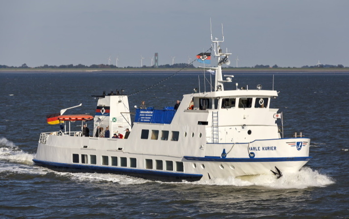 Fähre Harle Kurier auf dem Wasser mit Passagieren an Bord